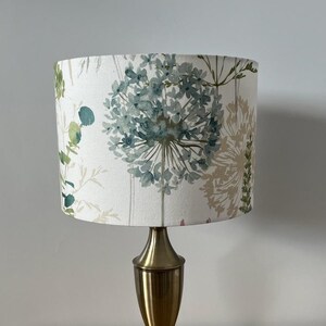 Abażur w kwiaty łąkowe. Tkanina bawełniana w 100% z turkusu, zieleni, beżu i różu. Lampa stołowa/podłogowa/sufitowa. 20 cm 25 cm 30 cm 40 cm