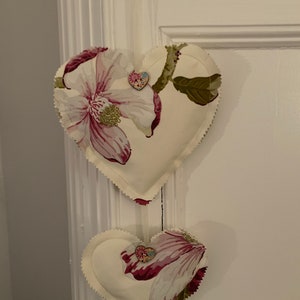 Lot de 2 coeurs rembourrés suspendus. Cadeau coeurs en tissu shabby chic pour la fête des mères. Décoration suspendue. Accroche-porte cadeau d'amour