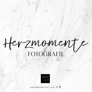 Könnte beinhalten: Ein weißer Marmorhintergrund mit schwarzem Text, der "Herzmomente FOTOGRAFIE" lautet, und ein kleines schwarzes Quadrat mit dem Text "ideenloft" und der Website-Adresse "www.ideenloft.com | made with ♥".