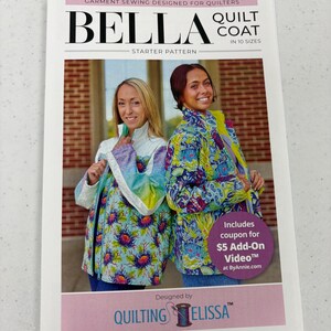 Peut inclure: Un patron de couture "BELLA QUILT COAT" en 10 tailles. La couverture présente deux femmes portant des manteaux matelassés colorés. Le patron est conçu pour les quilteuses et comprend un coupon pour une vidéo.