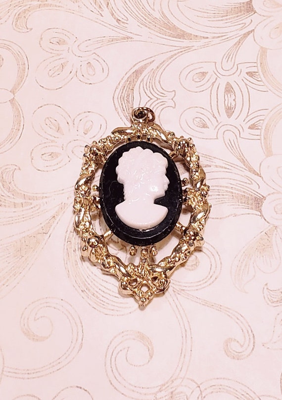 Vintage Stunning Gold Ornate Black White Cameo Orn