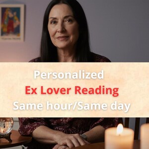 Könnte beinhalten: Eine Frau sitzt an einem Tisch mit brennenden Kerzen und einer Kristallkugel. Der Text-Overlay lautet "Personalized Ex Lover Reading Same hour/Same day". Zwei gerahmte Bilder hängen an der Wand hinter ihr.
