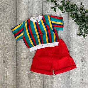 Conjunto unisex de dos piezas estilo preppy para bebé, estilo vintage, con chaqueta/top de verano y pantalones cortos vaqueros.