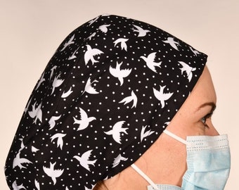 Cuffia chirurgica con stampa di uccelli: cappello chirurgico in cotone fatto a mano per professionisti del settore medico.