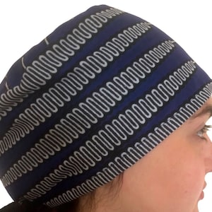 以下が含まれることがあります： 幾何学模様の青い白のスクラブキャップ。帽子は柔らかく快適な生地で作られており、医療従事者に最適です。