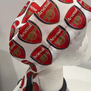 劇場のスクラブ帽子 キャップ フットボールプリント 外科医 医師 ODP 看護師 助産師 獣医 歯科医 麻酔科医 ワンサイズ