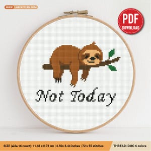 Puede incluir: Un bastidor de bordado de punto de cruz con un perezoso marrón sobre una rama con hojas verdes. El texto "Not Today" está bordado debajo. El bastidor mide 11,43 x 8,73 cm.