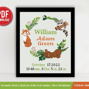 Może przedstawiać: Wzór do haftu krzyżykowego z lisem, szopem i niedźwiedziem w wieńcu z zielonych liści. Tekst zawiera imiona William, Adam, Green, datę 17 października 2022, 10:46, 8 lbs. 5 oz., 21 in. Wzór jest w czarnej ramce z ikoną pobierania pliku PDF.