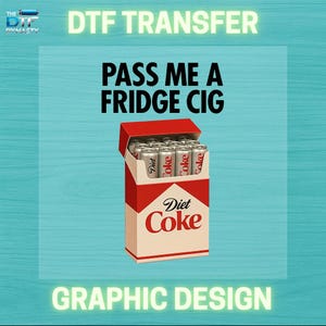 K&ouml;nnte beinhalten: Grafikdesign mit einer roten und wei&szlig;en Diet Coke Zigarettenschachtel, gef&uuml;llt mit Diet Coke Dosen. Der Text "PASS ME A FRIDGE CIG" steht &uuml;ber der Schachtel, und "DTF TRANSFER" und "GRAPHIC DESIGN" stehen dar&uuml;ber und darunter.