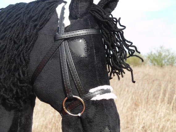 Hobby Horse A3 Frison Noir – Cheval Bâton 74 Cm – Filet, Licou, Longe Et Bonnet Blanc Inclus