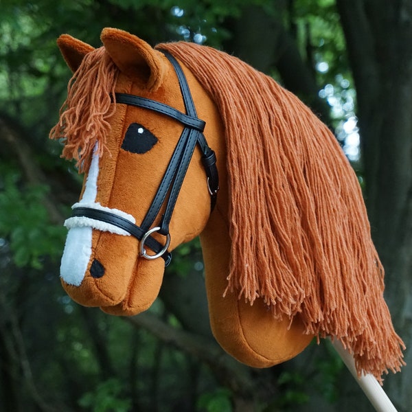 Hobby horse red, chestnut with black bridle