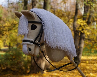Caballo de juguete Palomino con brida negra./ Caballo de juguete Isabelline con brida negra.