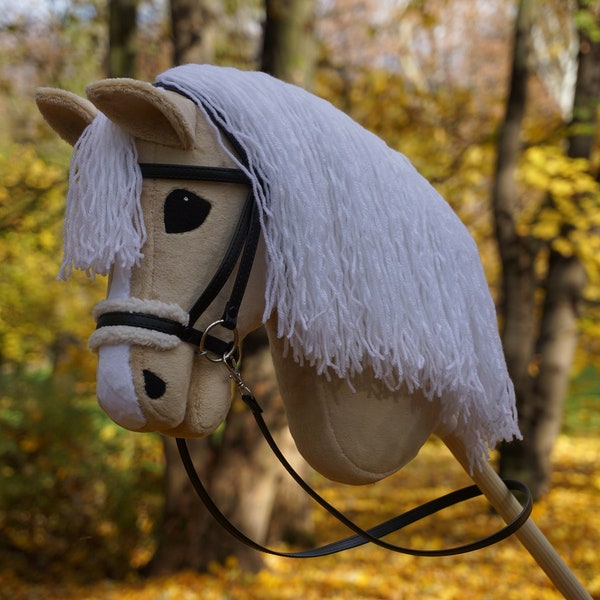 Steckenpferd Palomino mit schwarzem Zaumzeug./ Steckenpferd Isabella mit schwarzem Zaumzeug.