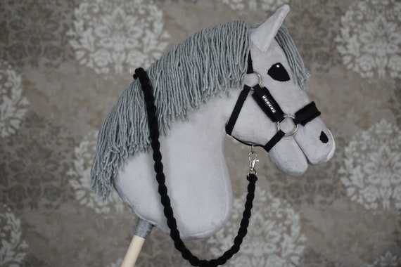 Cavallo da hobby grigio chiaro con cavezza guinzaglio cavallo su bastone -   Italia