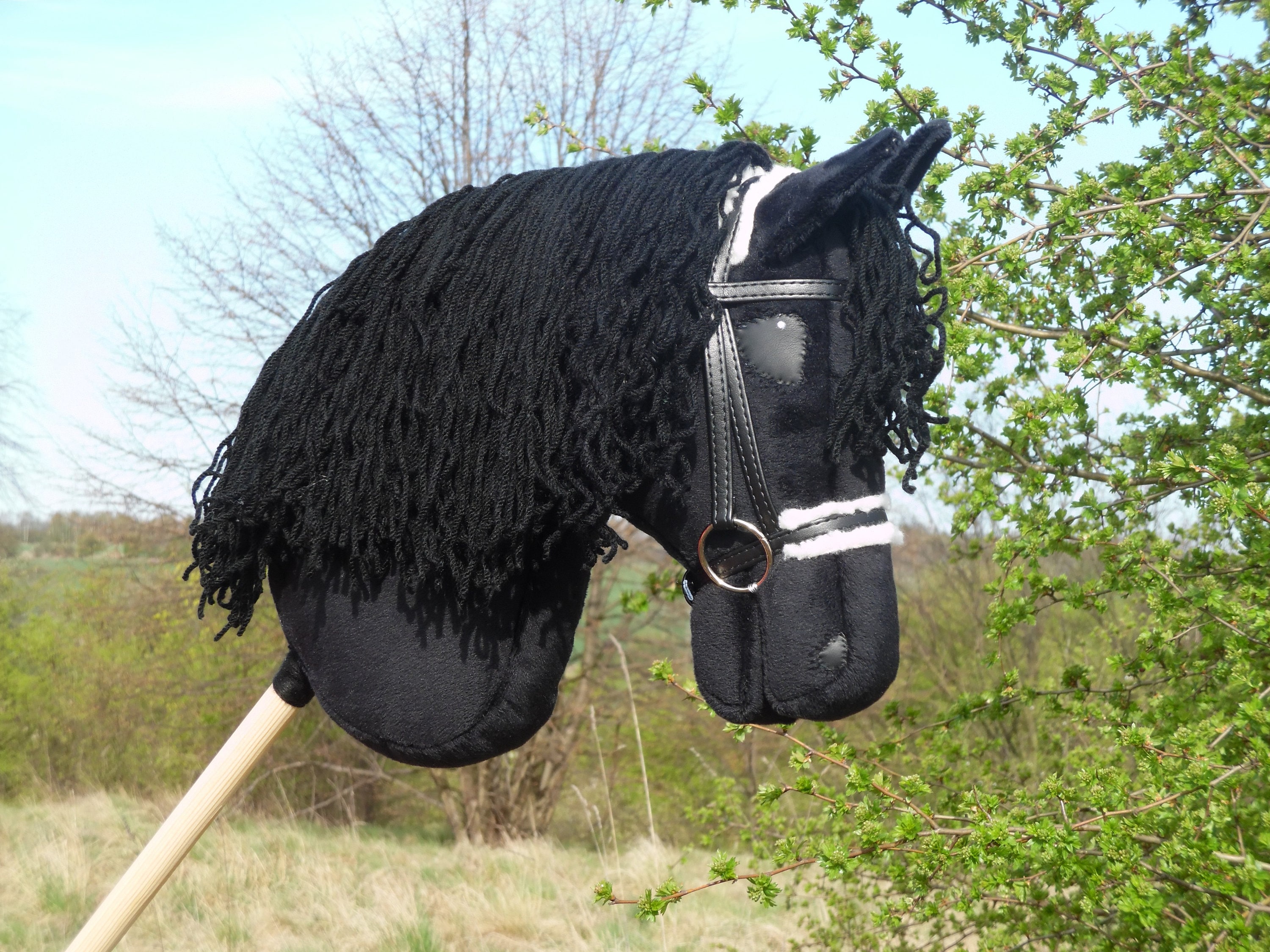 Hobby Horse Friese „Black Star“ – Steckenpferd In Größe A3 Mit Zaumzeug, Zügeln, Gebiss & Weißer Fliegenhaube, Für Kinder Ab 5 Jahren