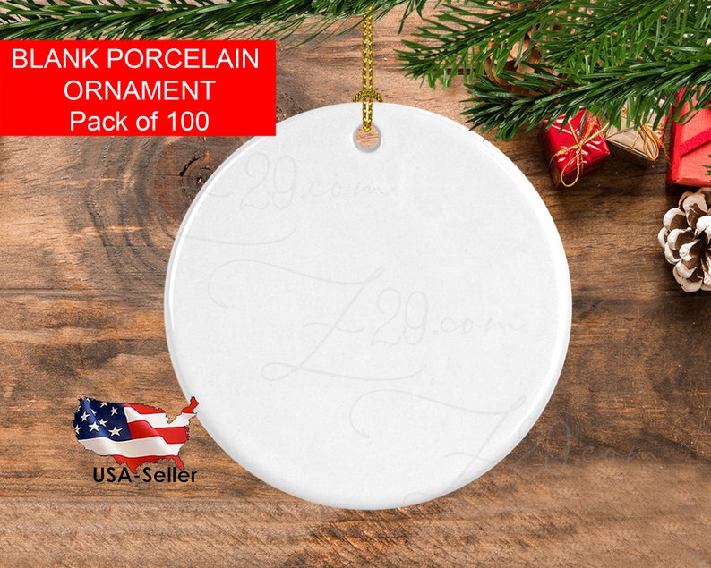 Peut inclure: Ornement rond en porcelaine blanche vierge, avec une ficelle dor&eacute;e pour l'accrocher. Le texte sur l'image indique "BLANK PORCELAIN ORNAMENT Pack of 100". L'arri&egrave;re-plan comprend une surface en bois et des d&eacute;corations de No&euml;l.