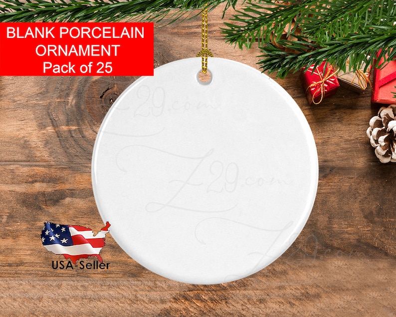 Peut inclure: Ornement en porcelaine blanc, rond et vierge, avec une ficelle dor&eacute;e pour l'accrocher. La surface de l'ornement est lisse. Le texte sur l'image indique "BLANK PORCELAIN ORNAMENT Pack of 25". Le fond comprend des d&eacute;corations de No&euml;l et une surface en bois.