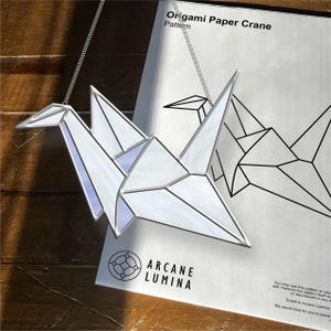 Gru di carta origami, 2D, motivo in vetro colorato, acchiappasole, arazzo da parete, download digitale, PDF, PNG