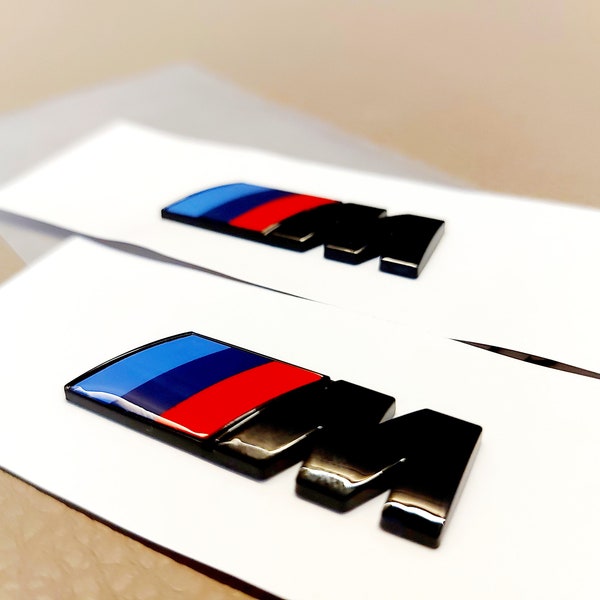 2 Stk BMW M Emblem Schwarz Glänzend Neuware in Folie, 45x15 mm, passend für die Kotflügel, Schriftzug .....