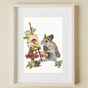 K&ouml;nnte beinhalten: Ein Aquarellbild einer Maus mit Hut und Pinsel in der Hand, die vor einem Staffelei mit einem Pilzgem&auml;lde steht. Die Maus ist von Pilzen und anderen Waldelementen umgeben.