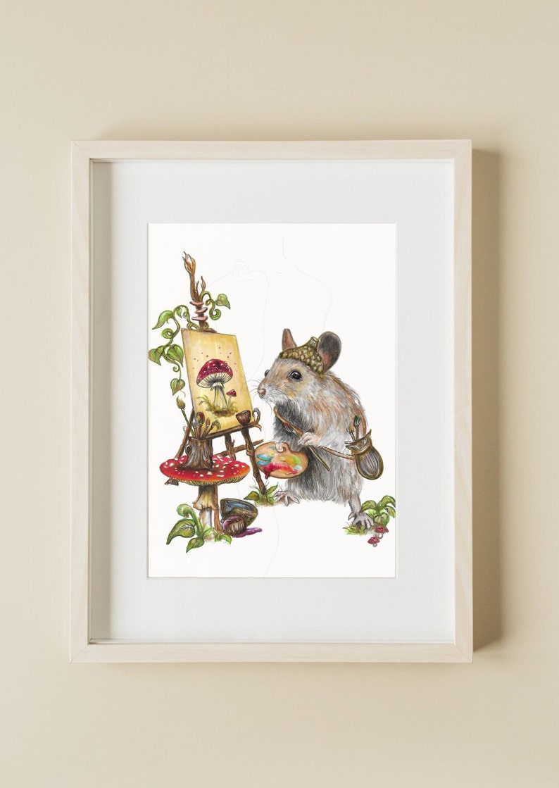 K&ouml;nnte beinhalten: Ein Aquarellbild einer Maus mit Hut und Pinsel in der Hand, die vor einem Staffelei mit einem Pilzgem&auml;lde steht. Die Maus ist von Pilzen und anderen Waldelementen umgeben.