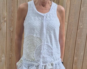 Top patchwork in pizzo vintage riciclato: applicazione all'uncinetto fatta a mano, arte indossabile