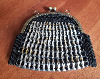 Pochette con linguetta pop all'uncinetto