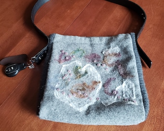 Borsa in feltro ricamata a mano