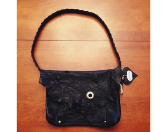 Borsa in pelle nera con dettagli in metallo