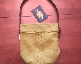 Borsa in feltro per maglione rimodellata