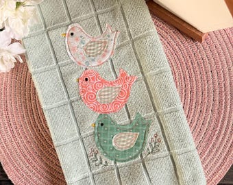 Fågelhandduk i lantlig stil: Applikationsbroderi i Cottagecore-kök