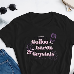 Ik ren op koffiekaarten en kristallen Dames t-shirt met korte mouwen - tarotkaarten, heksenvrouw, magie, paranormaal lees mysterieus fonkelplezier