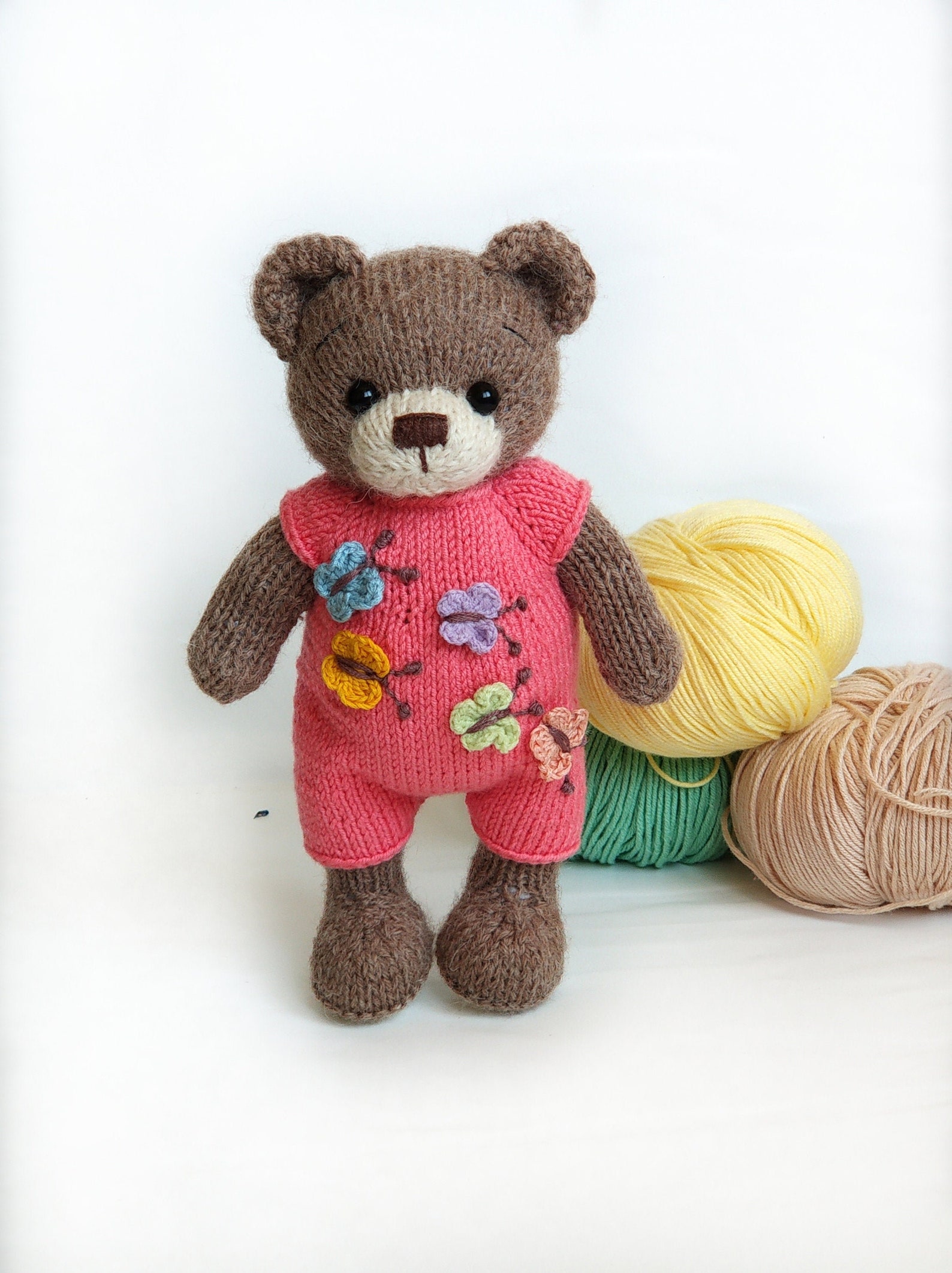 Вязаный мишка спицами. Мишка игрушка спицами. Мишка канди от мери джейн. Вязаный медвежонок спицами. Мишка спицами.