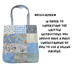 以下が含まれることがあります： チェック柄の持ち手が付いたパッチワークトートバッグ。バッグは、花柄、水玉模様、ギンガムチェックなど、さまざまな青と白の模様の生地で作られています。側面のテキストは次のとおりです。"*免責事項* 書かれた指示を理解するには、ミシンの使い方を基本的な理解を持っている必要があります。"
