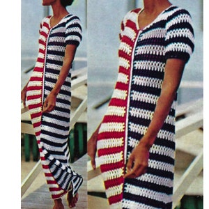 Puede incluir: Un vestido largo de crochet a rayas en rojo, blanco y azul. El vestido tiene cuello en V y mangas cortas.