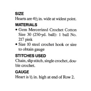 Peut inclure: Un mod&egrave;le de crochet avec du texte d&eacute;taillant la taille, les mat&eacute;riaux, les points et la jauge. Les c&oelig;urs mesurent 11,4 cm de large au point le plus large. Les mat&eacute;riaux comprennent du coton &agrave; crochet rose et un crochet en acier de taille 10.