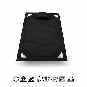 Könnte beinhalten: Schwarze rechteckige Schlafmatte mit schwarzer Kopfstütze. Die Matte hat einen schwarzen Stoffbezug und einen schwarzen Reißverschluss. Die Matte ist aus strapazierfähigem Material gefertigt und für Camping und Outdoor-Aktivitäten konzipiert.