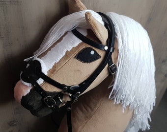 Cavallo da hobby di alta qualità, fatto a mano, color caramello, con briglia e pettorale, formato A3 (più grande).