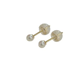 Könnte beinhalten: Ein Paar kleine Ohrstecker mit einer Perle auf einem goldenen Stift. Die Ohrringe sind vor einem weißen Hintergrund platziert, was das zarte Design und den klassischen Stil hervorhebt.