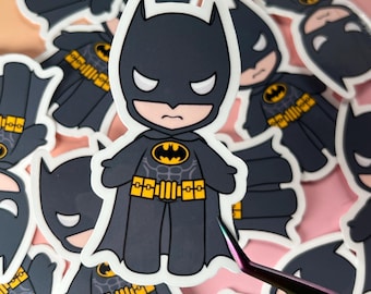 Pegatina de Bat Vengeance – Vinilo adhesivo de héroe chibi adorable – Pegatina laminada impermeable para portátil