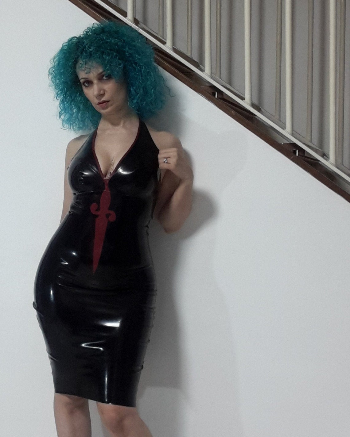 Vestido de látex / goma en negro y rojo con aplique tamaño Etsy