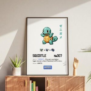 Può includere: Un poster incorniciato con il personaggio pixelato di Squirtle della serie Pokémon. Il poster include il nome, il numero e altri dettagli del personaggio. Il poster è esposto su un mobile in legno con una pianta e una sedia.