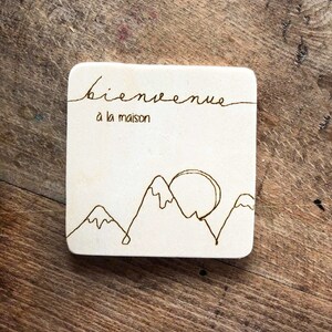 Dessous de verre bois, personnalisation. Motif Montagnes et Bienvenue. image 2