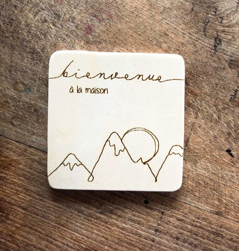 Dessous de verre bois, personnalisation. Motif Montagnes et Bienvenue. image 2