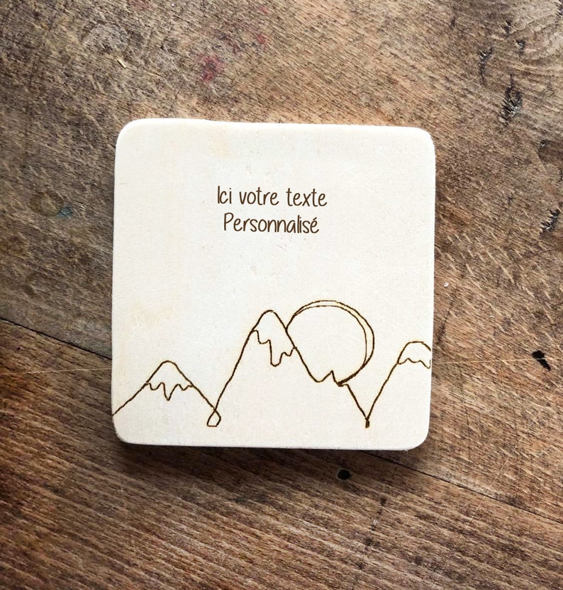 Dessous de verre bois, personnalisation. Motif Montagnes et Bienvenue. Sans le Bienvenue