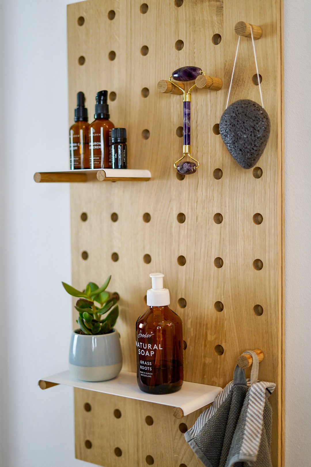 Classic Pegboard aus Holz Pinboard, Lochwand, Regal aus