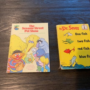 The Sesame Street Pet Show und Ein Fisch Zwei Fische Roter Fisch Blauer Fisch von Dr. Seuss Books
