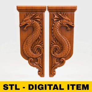 Könnte beinhalten: Zwei Wandleuchter aus Holz mit einem Drachendesign. Die Drachen sind detailliert geschnitzt, mit offenem Maul und geschupptem Körper. Die Leuchter sind warmbraun und tragen den Text "STL - DIGITAL ITEM" in einem gelben Banner.