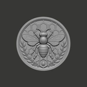 Puede incluir: Un relieve gris detallado de una abeja en un emblema circular. La abeja está centrada, con las alas extendidas, sobre un patrón de panal. Ramas de laurel flanquean la abeja, y una forma de lágrima está en la parte inferior.