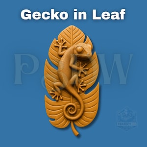 Puede incluir: Un lagarto gecko marrón está posado sobre una hoja de madera tallada. El gecko está enroscado en la hoja, con su cola envuelta alrededor del tallo. La hoja está detallada con venas y un patrón en espiral.